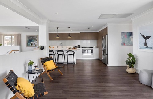 Salamander Bay House | Baie de Salamandre - modern & minimalist two-storey holiday home located close to the beach