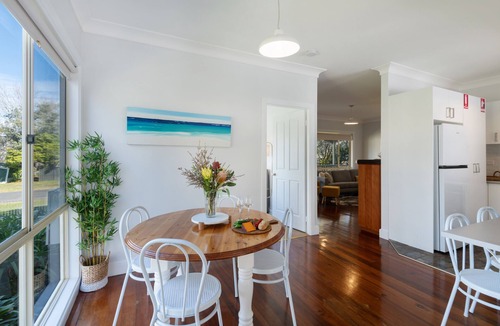 Huskisson House | Banksia: Walk everywhere, beach, shops & cafes in Huskisson. Cosy & stylish