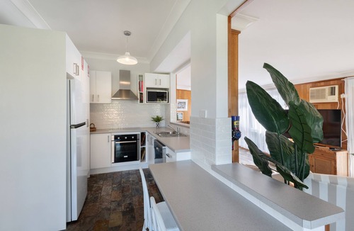 Huskisson House | Banksia: Walk everywhere, beach, shops & cafes in Huskisson. Cosy & stylish