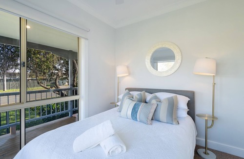 Huskisson House | Banksia: Walk everywhere, beach, shops & cafes in Huskisson. Cosy & stylish