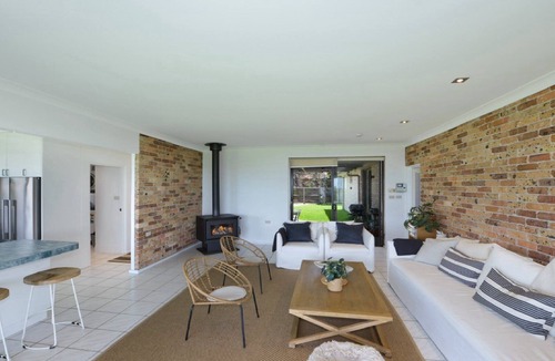 North Avoca House | Bareena Cottage - Absolute Beachfront
