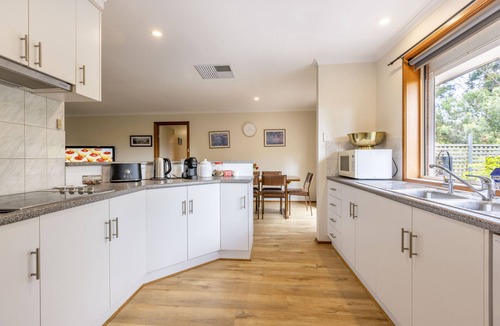 Lyndoch House | Barossa Get-a-Way/Sleeps 10 - Spa/Wifi/Foxtel - Perfect for Groups & Families
