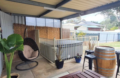 Lyndoch House | Barossa Get-a-Way/Sleeps 10 - Spa/Wifi/Foxtel - Perfect for Groups & Families