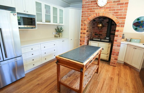 Bright House | Battenberg at Bright : Dog friendly family oasis