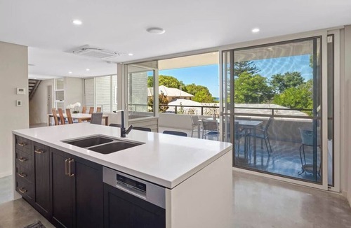 Dunsborough House | Bayscape Modern Beachside Retreat with Ocean View