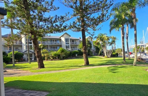 Runaway Bay Apartment | Bayview Bay Apartments and Marina