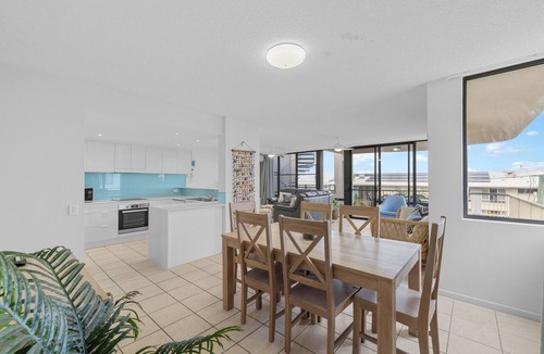 Marcoola Apartment | Beach Days - Rooftop Jacuzzi with Ocean views - Sleep 8 people.