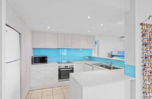 Marcoola Apartment | Beach Days - Rooftop Jacuzzi with Ocean views - Sleep 8 people.