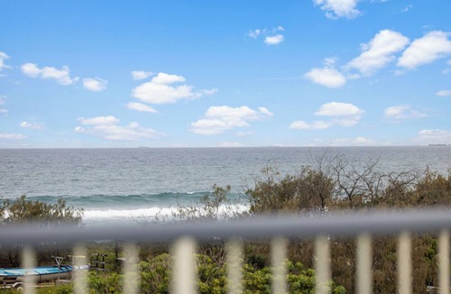 Marcoola Apartment | Beach Days - Rooftop Jacuzzi with Ocean views - Sleep 8 people.