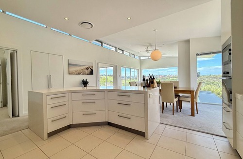 Little Bay House | Beach House | Heated Pool | Golf Course | Pet-Friendly | Late Check-Out Sundays