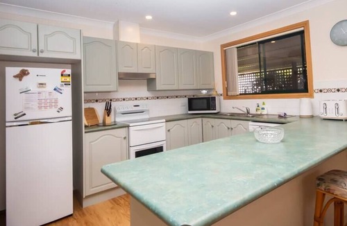 Denhams Beach House | Beach House Minutes From Shoreline / Denhams Beach