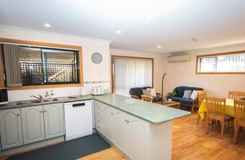 Denhams Beach House | Beach House Minutes From Shoreline / Denhams Beach