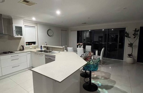 Tascott House | “Beach Paradise Villa | Private Garden & BBQ Area”