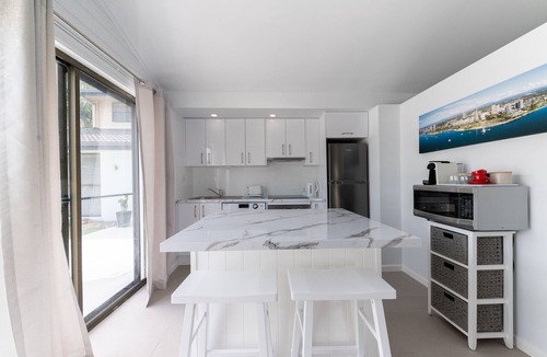 Broadbeach Waters Ski Chalet | Beach shack walk to everything