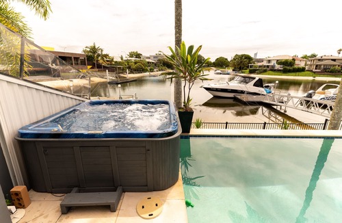 Broadbeach Waters Ski Chalet | Beach shack walk to everything