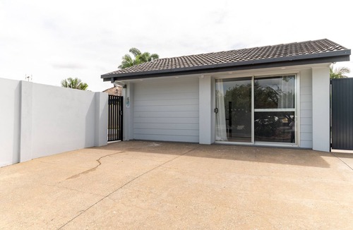 Broadbeach Waters Ski Chalet | Beach shack walk to everything