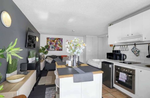 St Kilda West Apartment | Beach-Side Studio Apt with parking spot