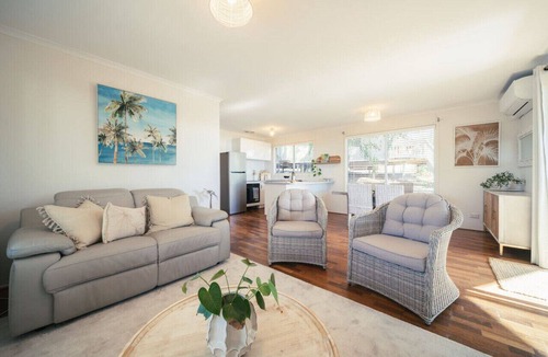 Aldinga Beach Cabin | Beach View Bliss~Stunning sunsets.King bed.Netflix