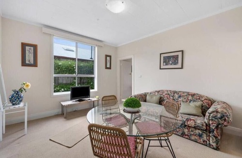 Drumcondra Cottage | Beach View Rippleside Home