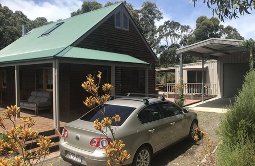 Marengo House | Beachcombers Coastal Retreat in bush setting close to Apollo Bay.