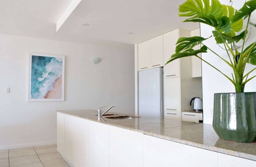 Trinity Beach Apartment | Beachfront 3-Bed with Pool & Stunning Ocean Views
