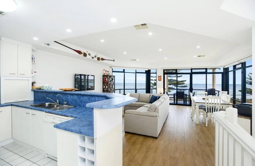 Encounter Bay Apartment | Beachfront Bliss with Spectacular Ocean Views