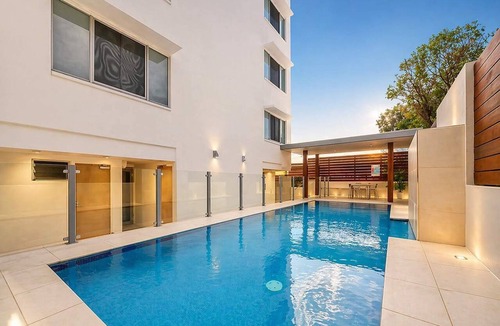 North Ward Apartment | Beachfront Bliss on The Strand 3BR Pool and Parking