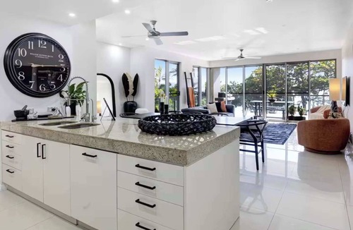 North Ward Apartment | Beachfront Bliss on The Strand 3BR Pool and Parking