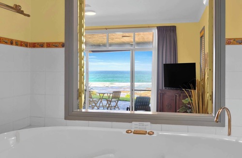 Blue Bay Apartment | Beachfront Blue Bay | Ocean Views & Spa Bath