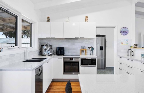 Lauderdale House | Beachfront Getaway with Modern Amenities-Comfort.