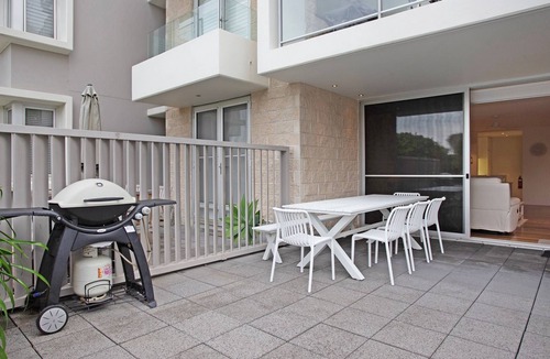 Hawks Nest Apartment | Beachfront on Bennetts | Beaches Apartment 4