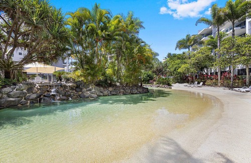 Alexandra Headland Apartment | Beachside 2-Bed with Pools, Gym, BBQ and Parking