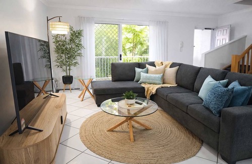 North Ward Apartment | Beachside 2BR Apartment with Parking 1 Min Walk to The Strand Townsville