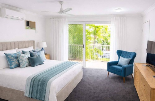 North Ward Apartment | Beachside 2BR Apartment with Parking 1 Min Walk to The Strand Townsville