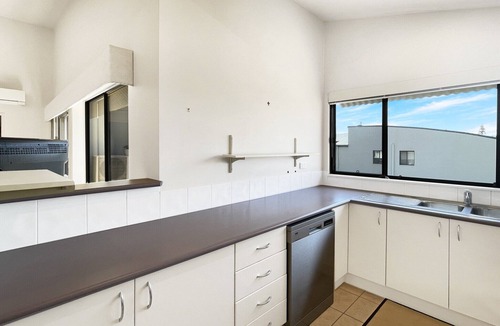 Batehaven Apartment | Beachside 3-Bed Apartment with Garage Parking