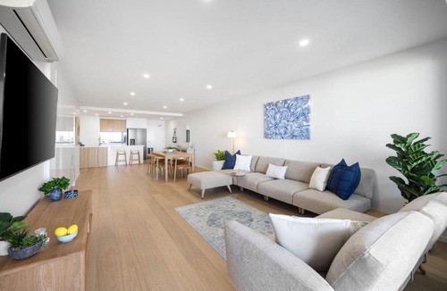 Kings Beach Apartment | Beachside 3-Bed Apartment With Resort Pool