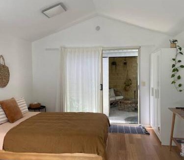Emerald Beach House | Beachside Bedstay
