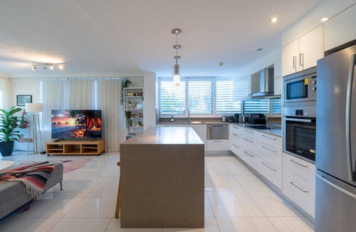 Burleigh Heads Apartment | Beachside Garden 2 bd w Courtyard, Pool, Gym, Steps from Beach and Pavilion
