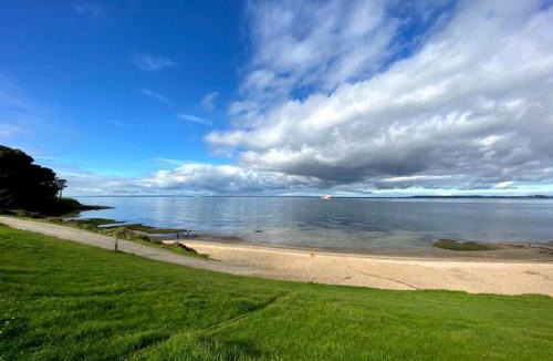 North Shore House | Beachside Getaway Bay Views North Shore VIC Sleeps 12 Free Wifi