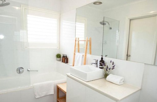 North Shore House | Beachside Getaway Bay Views North Shore VIC Sleeps 12 Free Wifi