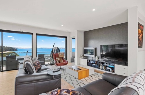 Kingston Beach Villa | Beachside Luxury Villa Expansive Panoramic Vistas