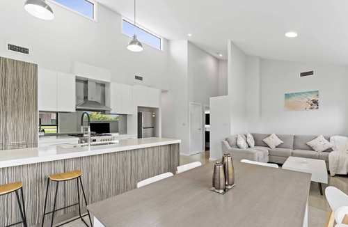 Redhead House | Beachside spacious home w/ 8 BR