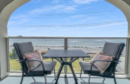 Batehaven Apartment | Beachside Studio Steps from Caseys Beach