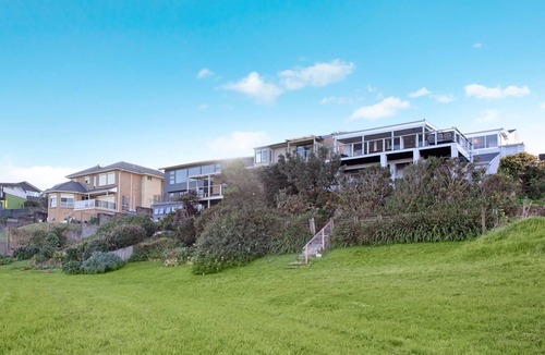 Kiama House | Beachview – Waterfront reserve, views from balcony and living areas