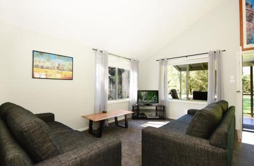 Kangaroo Valley House | Beau Villa - Two bedroom Villa on golf course