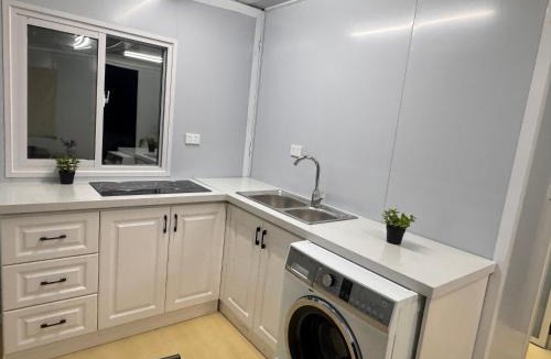 Mulgrave Apartment | Beautiful 2 bedroom Tiny House Walk to Station