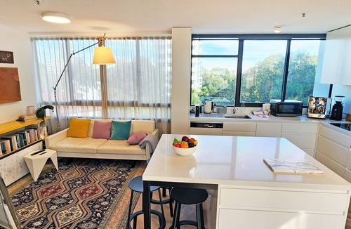 Darling Point Apartment | Beautiful harbour views, stylish apartment with pool & parking