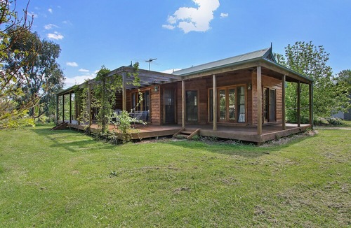 Beechworth Ski Chalet | Beechworth Cedar Cottages - spacious, private 2 Bedroom cottage close to town