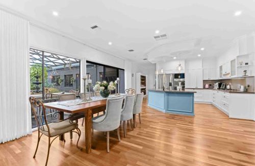 Narre Warren South House | Berwick Springs Lake side Rose Cottage