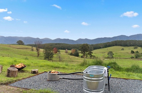 Valery Resort | Bickell's Hut - Off-Grid Farm Stay, Fire Pit, Fire Bath, Cozy, Views - Sleeps 2 -4